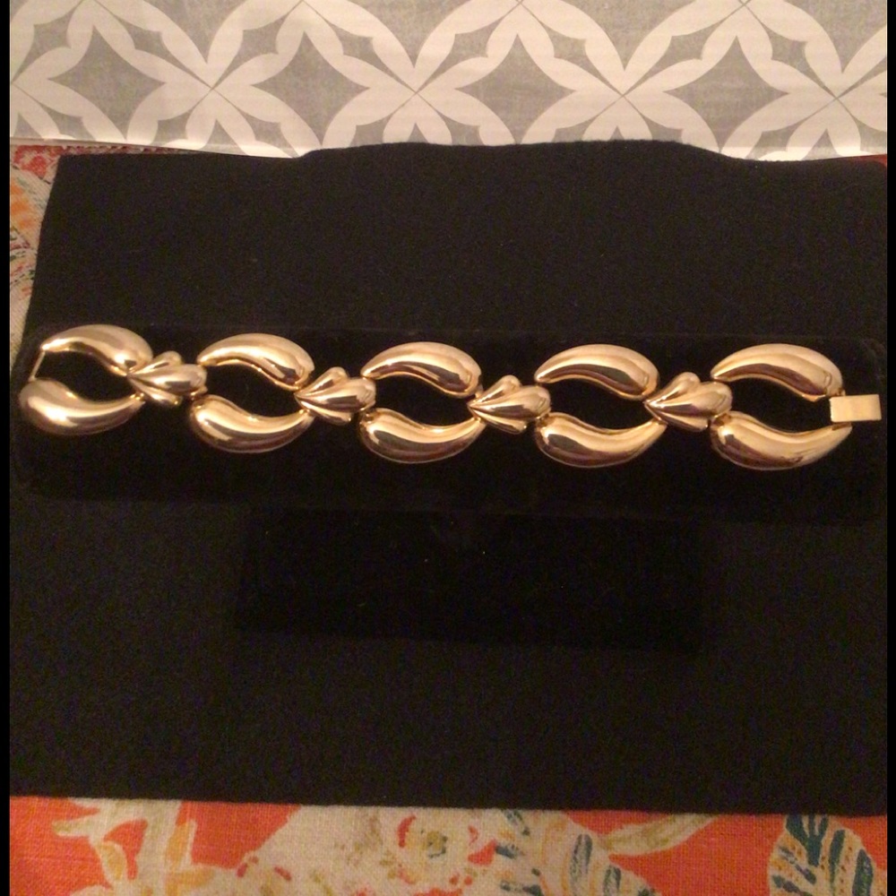 Gold Tone Bracelet Curved Link w Fleur-de-Lis link